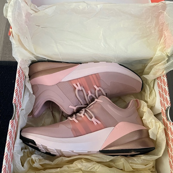 New in box new with tags Fabletics sneakers size 7 - Picture 2 of 4